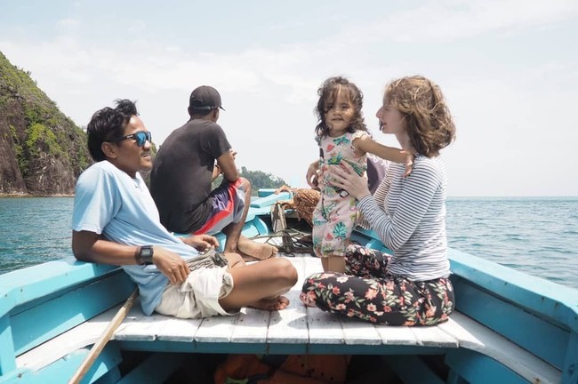 Begini potret kekompakan Jennifer bersama suami dan anaknya saat menikmati liburan di akhir pekan. Foto: Instagram @jennifer_kumbara