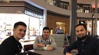 Mengenakan jaket berwarna abu-abu, Hafiz terlihat begitu senang saat menunggu makanannya datang di salah satu restroran wilayah Singapura bersama Irwansayah dan Teuku wisnu. Foto: Instagram teukuwisnu