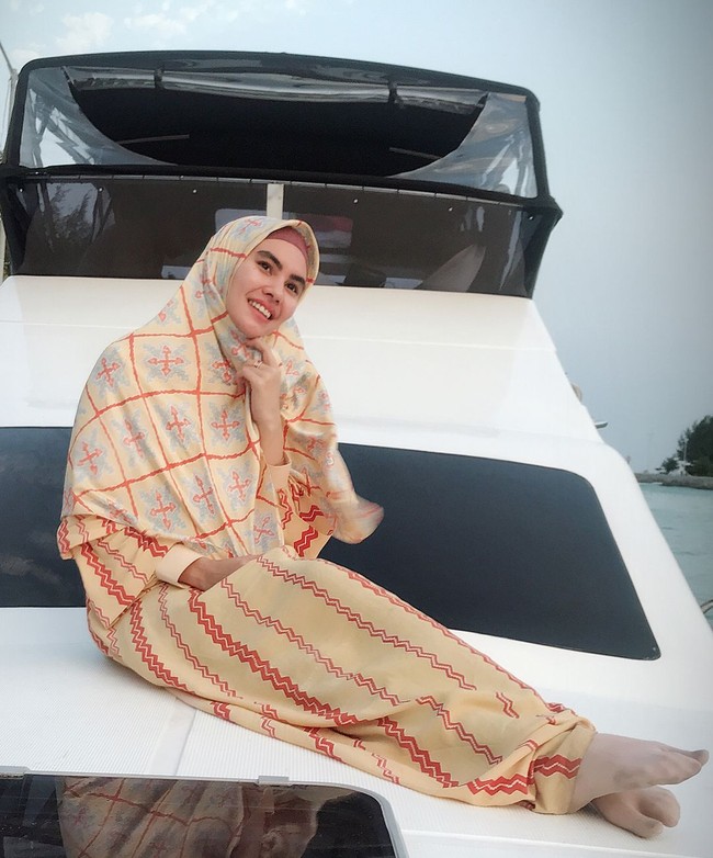 Sebelum menikah, Kartika Putri sudah tampak menyeriusi agama. Ia pun mantap memakai hijab syari, tak lama ia memutuskan untuk berhijab. Foto: Instagram/KartikaPutriWorld