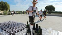 Lomba lari maraton sejauh 42 km ini jadi unik, karena para pesertanya justru akan dijamu dengan wine di sepanjang 21 pitstop (titik istirahat) sepanjang lomba. Tak hanya wine, tapi juga makanan lain seperti keju, oyster, es krim, sampai steak dan foie gras. (AFP/Getty Images)