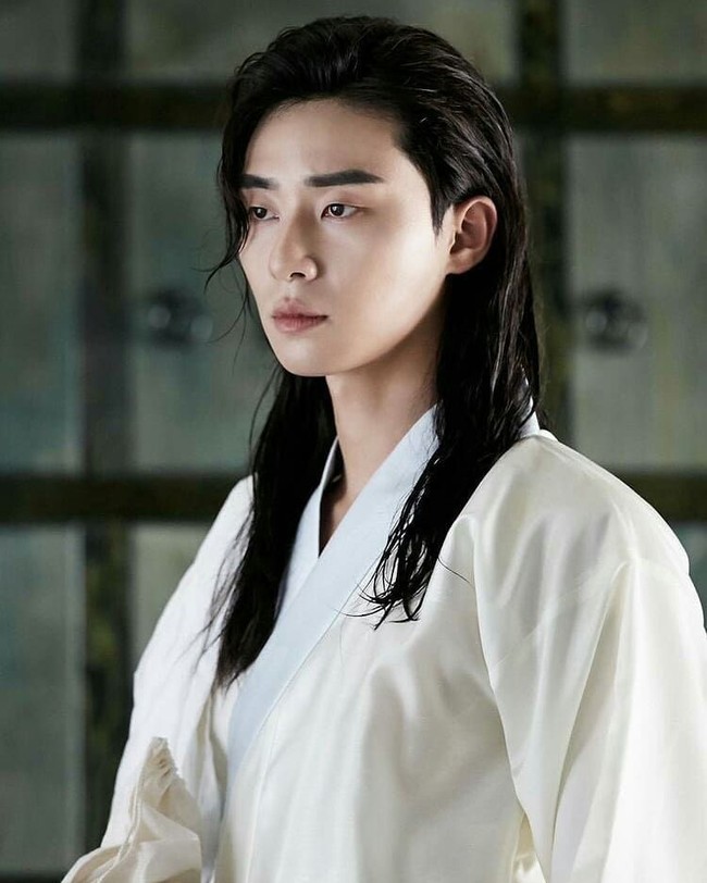 Ia pun pernah membintangi drama kerajaan Hwarang bersama V BTS dan Go Ara. Tampil dengan baju tradisional Korea, Soe Joon terlihat gagah. Foto: Instagram