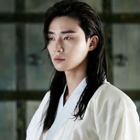 Ia pun pernah membintangi drama kerajaan Hwarang bersama V BTS dan Go Ara. Tampil dengan baju tradisional Korea, Soe Joon terlihat gagah. Foto: Instagram