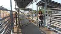 JPO yang juga menjadi gerbang masuk ke halte TransJakarta itu membuat warga harus menyeberang jalan menggunakan JPO dari sisi jalan Grogol menuju Cengkareng, karena sebagian JPO telah disegel dan berbahaya untuk dilewati.