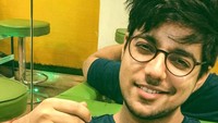 Summer vs Ice cream tulis Slathia. Ini baru posenya menghadap kamera. Lebih manis mana hayoo, es krim atau senyumnya Slathia? Foto: instagram @siddharthslathia