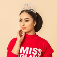 Sara masih berstatus mahasiswi di The University of Huddersfield mengambil jurusan hukum. Ia memiliki paras yang cantik bak boneka, apalagi saat memakai mahkota khas Inggris. Foto: Instagram/Sara_iftekhar