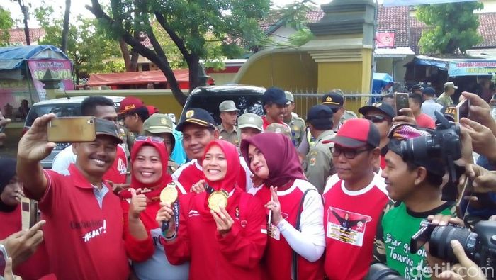 Aries Rahayu diajak selfie oleh warga Grobogan (Akrom Hazami/detikSport) Aries Rahayu diajak selfie oleh warga Grobogan (Akrom Hazami/detikSport)