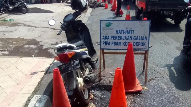 Traffic cone dipasang di lokasi sebagai peringatan kepada pengendara
