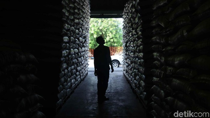 Dirut Bulog Budi Waseso meluncurkan kegiatan Ketersediaan Pasokan dan Stabilisasi Harga (KPSH) Beras Medium. Bulog akan menggelontorkan 10.000-15.000 ton beras/hari.