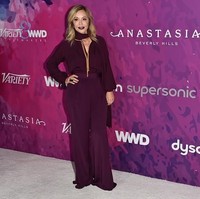 Saat itu, tempatnya menjadi salah satu rahasia Hollywood dengan klien-klien pesohor, seperti Faye Dunaway, Jennifer Lopez, Cindy Crawford hingga Naomi Campbell. Ia mengaku jika para wanita bisa menunggu hingga tiga jam untuk dibuatkan alis. Karena kesuksesannya itu, Anastasia Soare bisa membuka salon sendiri di tahun 1997. Foto: Getty Images