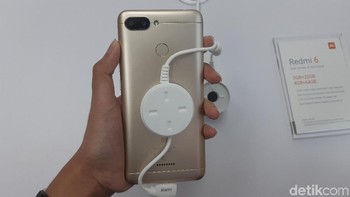 Smartphone ini dibekali dua kamera belakang dengan resolusi 12 MP dan 5MP dengan bukaan f/2.2 dan teknologi AI Portrait Mode.  (Foto: detikINET/Virgina Maulita Putri)