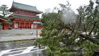 Topan Jebi yang membawa angin kencang dan hujan deras ini sebut sebagai topan terkuat yang menerjang Jepang dalam 25 tahun terakhir. Ini (terkuat) sejak tahun 1993, sebut Kepala Prakirawan pada Badan Prakiraan Cuaca Jepang, Ryuta Kurora. Foto: Kyodo/via REUTERS