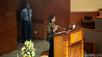 Menteri Keuangan Sri Mulyani Indrawati hadir dalam sidang paripurna tersebut sebagai wakil dari pemerintah.