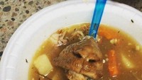 Sup daging sapi memang sudah biasa. Tapi bagaimana jika sup, masih berisi potongan hidung dan mulut sapi yang masih utuh? Foto: Instagram @cookingforbae