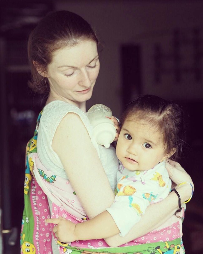 Pada salah satu postingan foto di Instagramnya, Jennifer menuliskan bahwa meskipun sudah tiga tahun hidup di Padang, dirinya masih memiliki kesulitan untuk memutuskan pakaian apa yang harus dipakai. Foto: Instagram @jennifer_kumbara