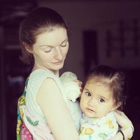 Pada salah satu postingan foto di Instagramnya, Jennifer menuliskan bahwa meskipun sudah tiga tahun hidup di Padang, dirinya masih memiliki kesulitan untuk memutuskan pakaian apa yang harus dipakai. Foto: Instagram @jennifer_kumbara