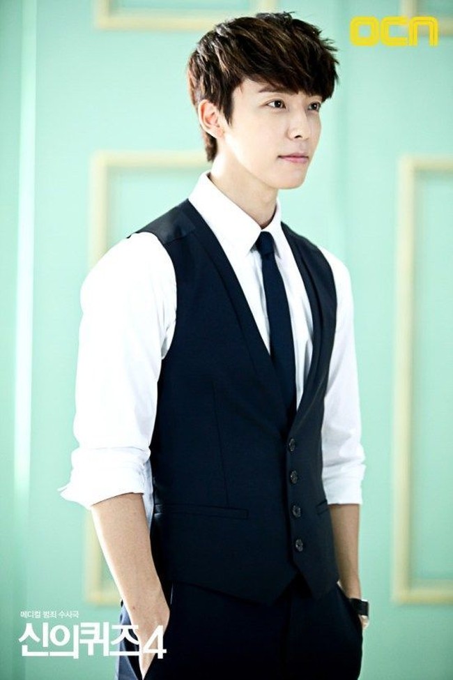 Setelah sukses bersama Super Junior, Donghae pun merambah dunia akting. Ini adalah penampilannya di salah satu k-drama yang dibintanginya yaitu Gods Quiz - Season 4. Foto: Dok. OCN