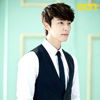 Setelah sukses bersama Super Junior, Donghae pun merambah dunia akting. Ini adalah penampilannya di salah satu k-drama yang dibintanginya yaitu Gods Quiz - Season 4. Foto: Dok. OCN