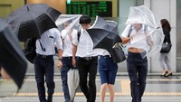 Angin topan Jebi diprediksi menghantam beberapa wilayah Jepang mulai hari ini, Selasa (4/9/2018). Di kota Tokyo, Jepang, masyarakat tampak beraktivitas menggunakan payung untuk menghindari hujan dan angin besar tersebut. Toru Hanai/Reuters.