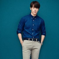 Saat tampil sebagai bintang iklan, Donghae bergaya preppy. Rambutnya yang ikal dipangkas menjadi pendek sehingga penampilannya tampak ‘clean’. Foto: Dok. SPAO x Super Junior