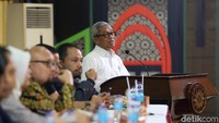 Busyro menilai saat ini demokrasi menjadi semakin liberal dan transaksional. Bila demokrasi transaksional terjadi, dia khawatir akan menghasilkan pemimpin yang tak berintegritas.