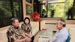 Foto: Pelukan Hangat SBY untuk Habibie di RSPAD