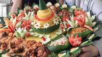 Bersama sahabatnya, Marini Zumarnis, Diah mendapat kiriman tumpeng dari sahabatnya. Lauknya lengkap termasuk ayam super pedas! Foto: Instagram diahpermatasari_d_p_s