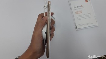 Jika kapasitas penyimpanan dirasa kurang, disediakan slot memori eksternal yang mencapai 256 GB.  (Foto: detikINET/Virgina Maulita Putri)