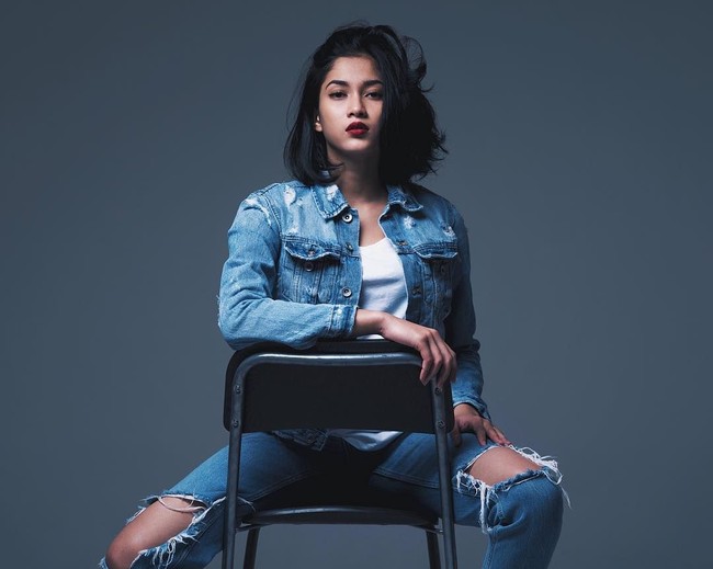 Begini gaya kasual Aghniny saat mengenakan jaket denim yang terlihat memesona. Foto: Instagram @aghninyhaque