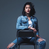 Begini gaya kasual Aghniny saat mengenakan jaket denim yang terlihat memesona. Foto: Instagram @aghninyhaque
