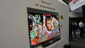 Salah satu andalan mereka adalah generasi kedua dari TV 8K HDR ukuran 80 inch ini. Foto: Muhamad Imron Rosyadi