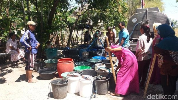 Kekeringan di Bojonegoro, BPBD dan Polisi Distribusikan Air Bersih