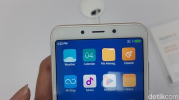 Untuk baterainya, Redmi 6 menggunakan baterai berkapasitas 3.000 mAh. Smartphone ini hadir dengan sistem operasi Android Oreo 8.1. (Foto: detikINET/Virgina Maulita Putri)