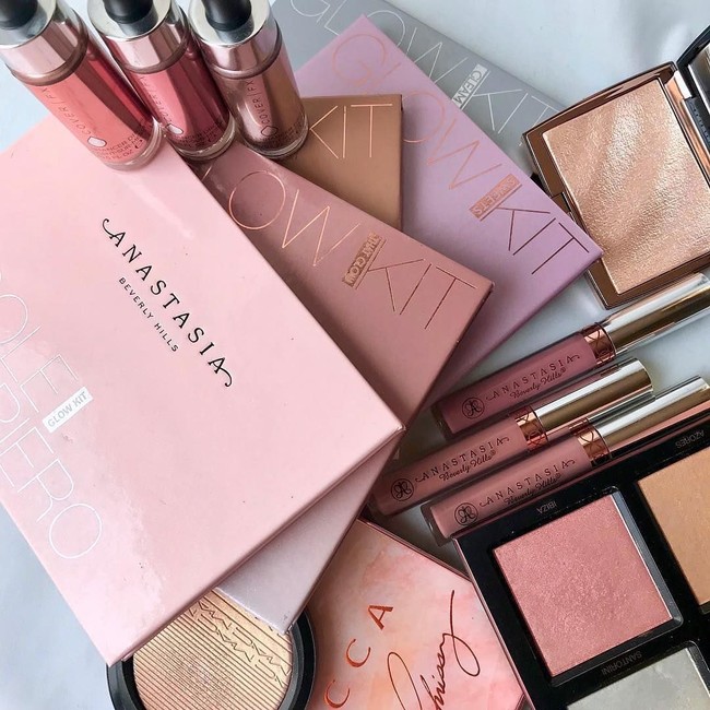 Apalagi brand-nya pun berkembang pesat. Tak hanya menawarkan pomade alis, Anastasia Beverly Hills juga merilis lipstik, eyeshadow, highlighter yang jadi holy grail para pecinta makeup. Foto: Instagram Anastasia Beverly Hills