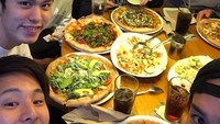 Punya jadwal bertanding yang sibuk, tidak membuat Daiya kehilangan waktu untuk ngumpul bersama teman-temannya. Ditemani salad dan aneka pizza, acara makan malam Daiya semakin seru. Foto: Instagram @daiya_seto