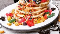 Wah, pancake milik @dolcii_dolcii ini meriah banget ya? Selain buah kering, ada taburan meisjes-nya juga. Hayo siapa yang ngiler? Foto: Instagram