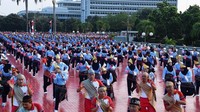 Para anggota TNI dan Polri menari tarian yang juga dikenal dengan sebutan Maumere itu sekitar pukul 06.45 WIB. Istimewa/Puspen TNI.