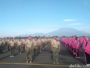 5 Ribu Orang Menari Gemu Famire dengan Background Gunung  Lawu