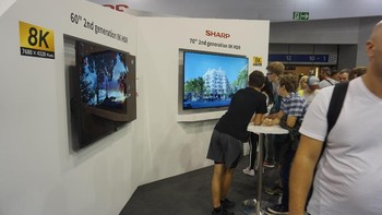 Selain Samsung dan LG, ada merek kawakan Sharp yang turut memamerkan televisi 8K. Foto: Muhamad Imron Rosyadi