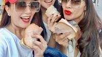 Ini Kebiasaan dari kecil makan ice cream d pinggir jln sampai skrg msh ttp berlangsung.. hehehe seru kannn kalian juga suka begitu gak? tanya Diah di keterangan foto. Wah, topi dan kaca matanya kompak nih! Foto: Instagram diahpermatasari_d_p_s