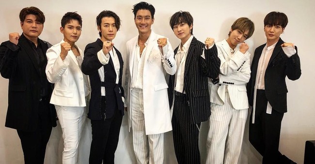 Donghae banyak dibicarakan sejak aksinya mengikuti goyang dayung ala Jokowi saat melakukan wawancara dengan sebuah stasiun radio Korea Selatan seminggu sebelum terbang ke Jakarta. Dan dia kembali melakukan goyang dayung ala Jokowi saat tampil di Gelora Bung Karno untuk penutupan Asian Games 2018. Foto: Dok. Instagram