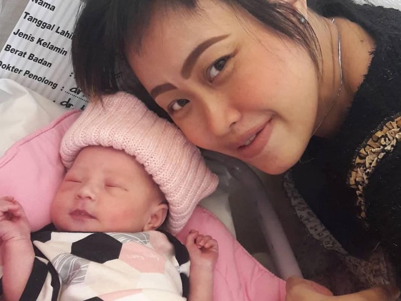 Lahirkan Anak ke-6, Pinkan Mambo Ternyata Ingin Punya 20 Anak Lahirkan Anak ke-6, Pinkan Mambo Ternyata Ingin Punya 20 Anak