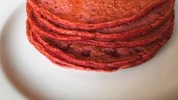 Cantik ya pancake @bobcancook365? Warna merahnya alami lho, didapat dari pemakaian buah bit. Foto: Instagram