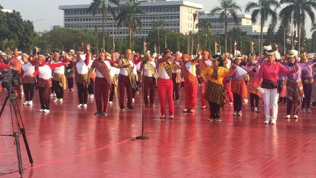 Panglima TNI Marsekan Hadi Tjahjanto menari tari Maumere dengan jajaran TNI dan Polri.