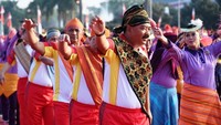 Panglima TNI Marsekal Hadi Tjahjanto dan peserta lainnya kompak mengikuti setiap gerakan tari Gemu Famire. Istimewa/Puspen TNI.