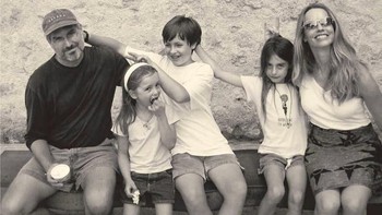 Eve bersama Steve Jobs, ibunya dan para saudara dalam foto masa kecilnya. Foto: istimewa