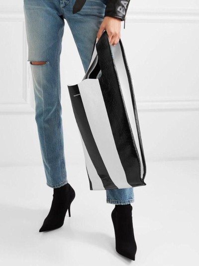 Tas baru Balenciaga yang mirip kresek. Foto: Dok. Balenciaga Tas baru Balenciaga yang mirip kresek. Foto: Dok. Balenciaga