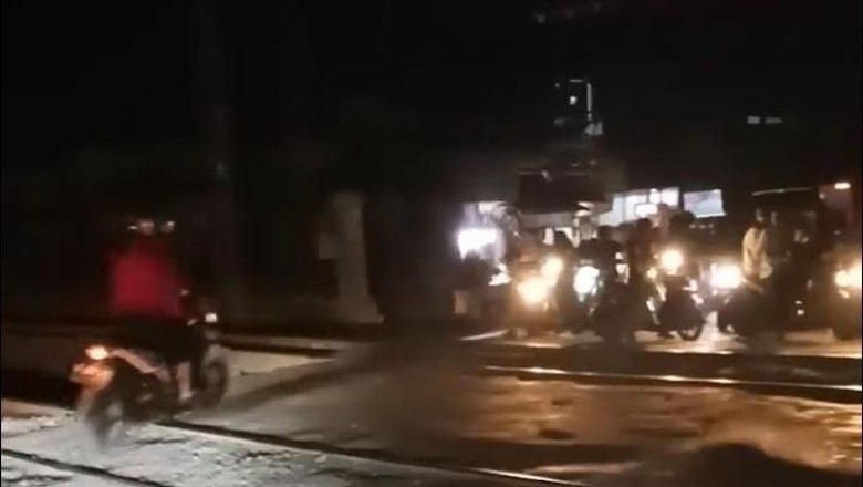 Nekat! Pemotor Terobos Perlintasan Jelang Kedatangan KRL Nekat! Pemotor Terobos Perlintasan Jelang Kedatangan KRL