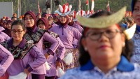 Sejumlah TNI, pegawai negeri sipil (PNS) di lingkungan TNI, Dharma Pertiwi, Pramuka dan siswa binaan TNI ikut serta meramaikan pelaksanaan Tari Gemu Famire di Mabes TNI, Cipayung, Jakarta, Selasa (4/9/2018). Antara Foto/Yulius Satria Wijaya.