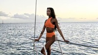 Jourdan pun sangat suka dengan laut. Ini gaya fotonya saat bersantai di kapal di Barbados. (jourdandunn/Instagram)
