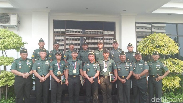 Aksi Heroik Serma Timbul dkk Panjat Tiang Bendera